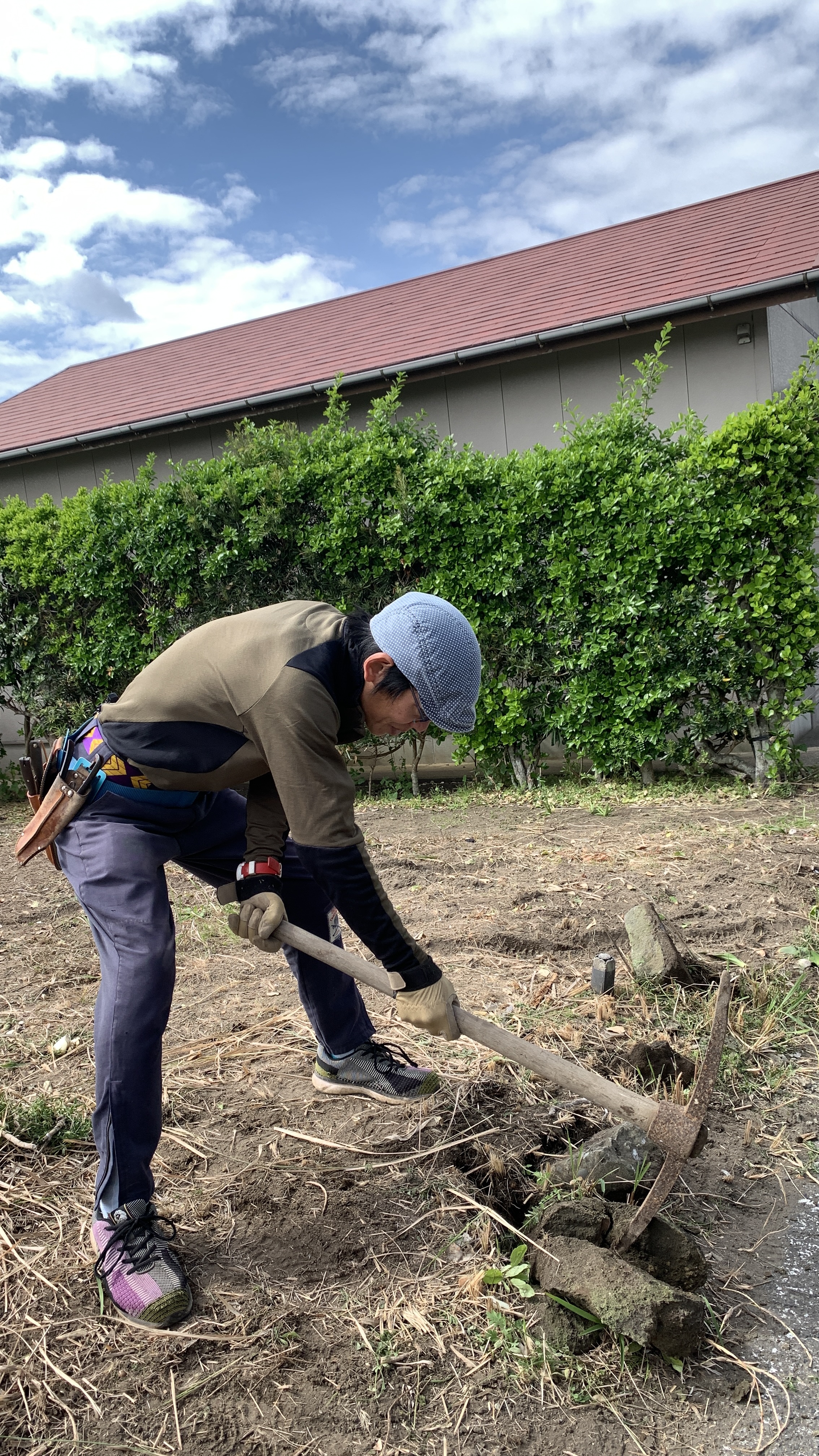 ツルハシで岩を粉砕する作業