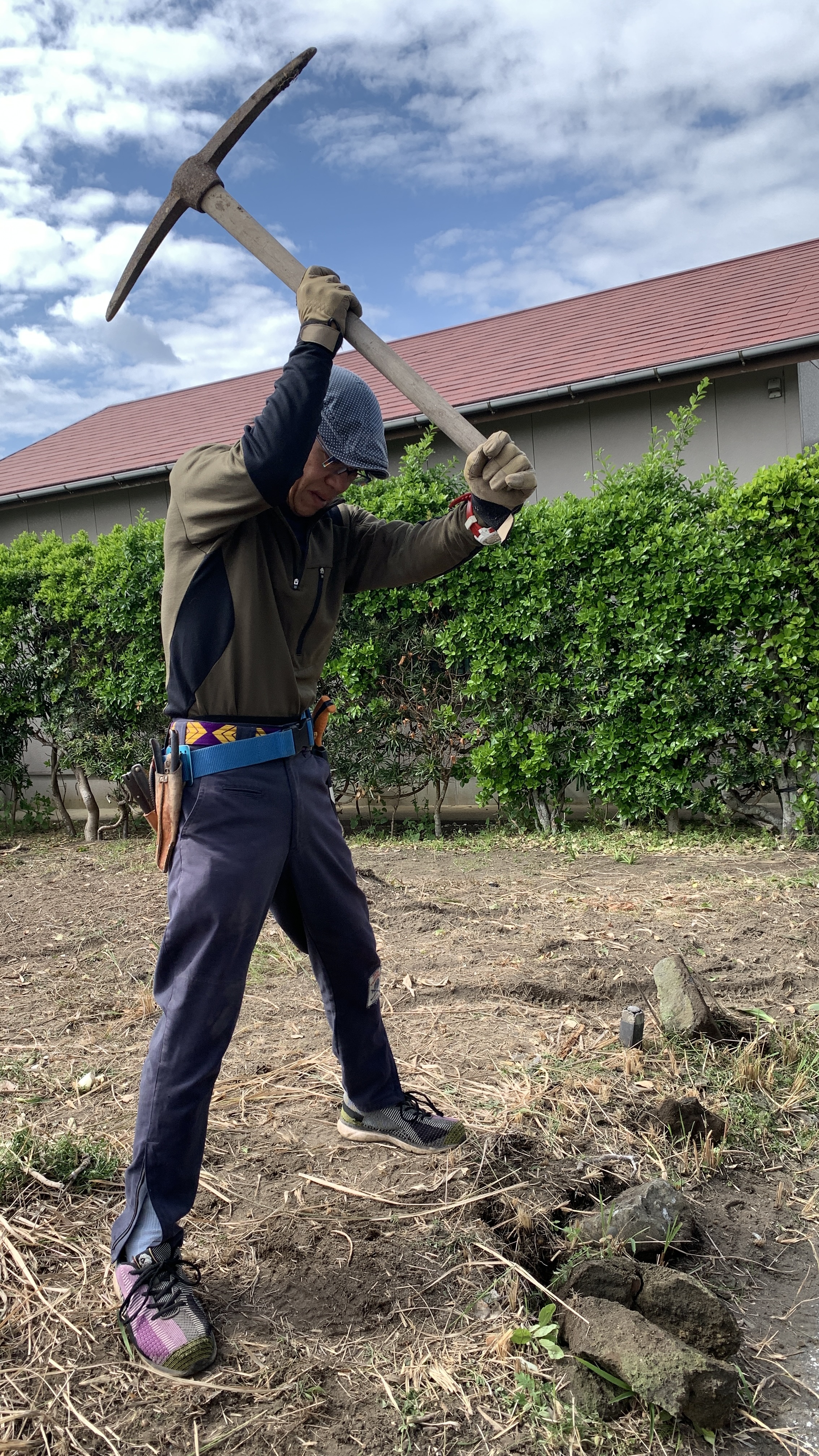 耕作放棄地の岩除去作業