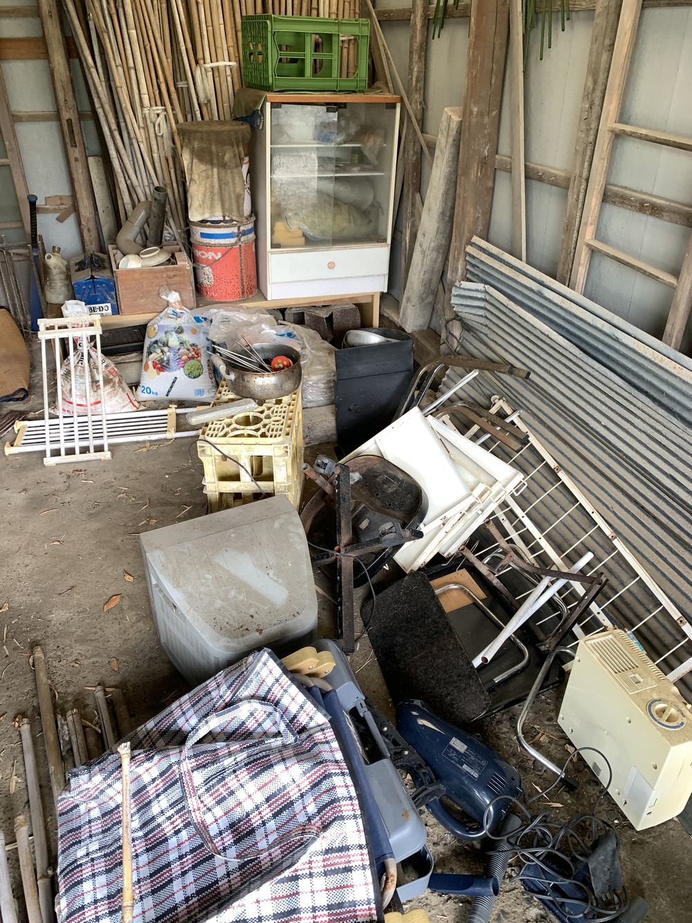 納屋に残された古い家電や農具・支柱用の竹 館山市