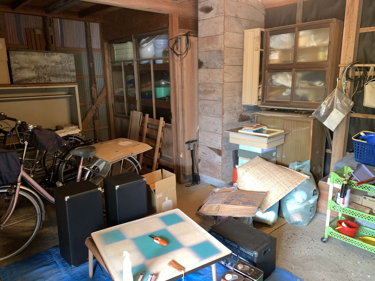 回収前の小屋の内部。自転車や家具、古い家電などが残された館山市の現場