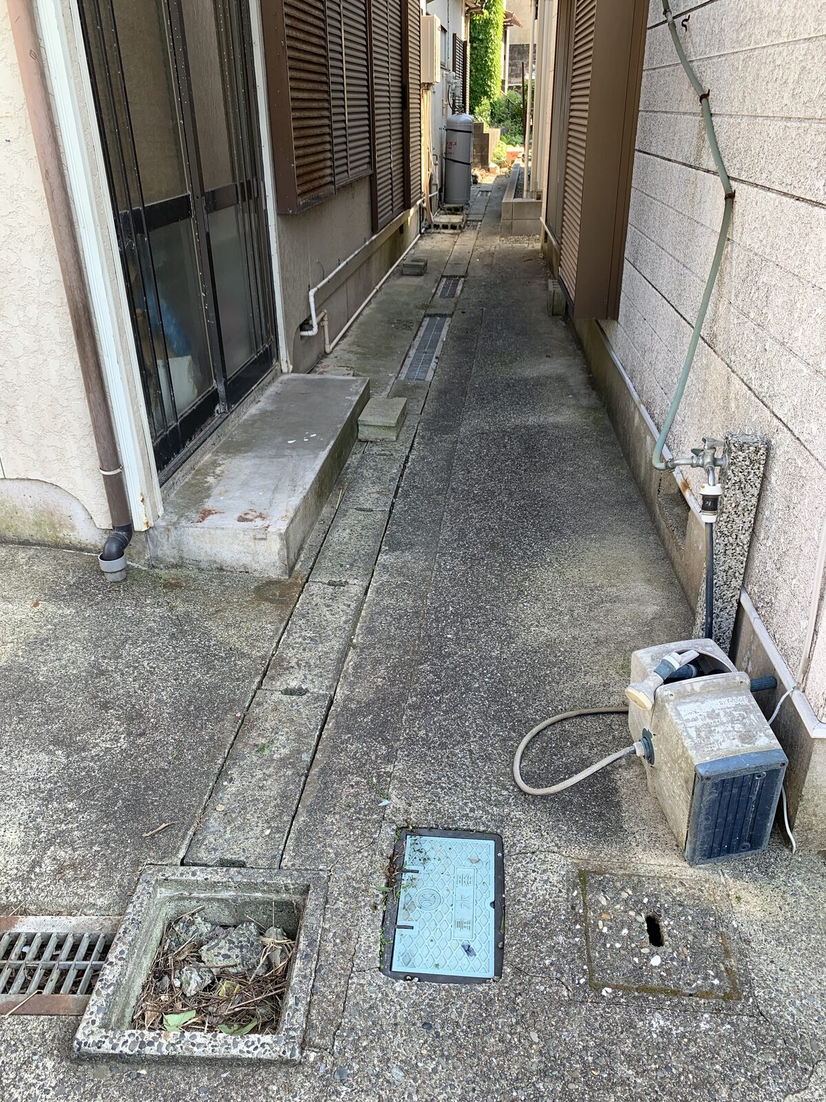 作業後・草を取り除いた犬走りと側溝