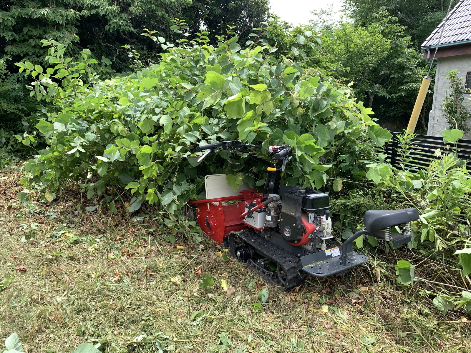 クズの大繁茂に分け入るハンマーナイフモア